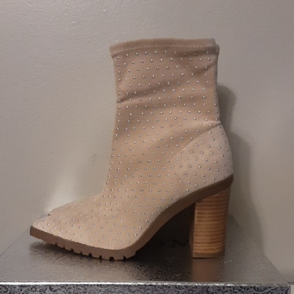 CHARLES Women's Tan Suede Studded Heeled Boots Size 7M.
